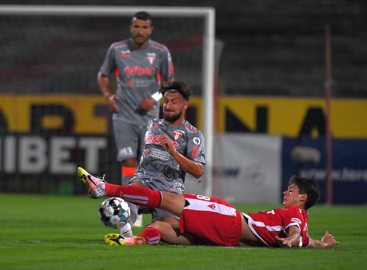 Gafă uluitoare la Dinamo - UTA » Ce mesaje despre FCSB și Craiova au apărut pe grafica TV