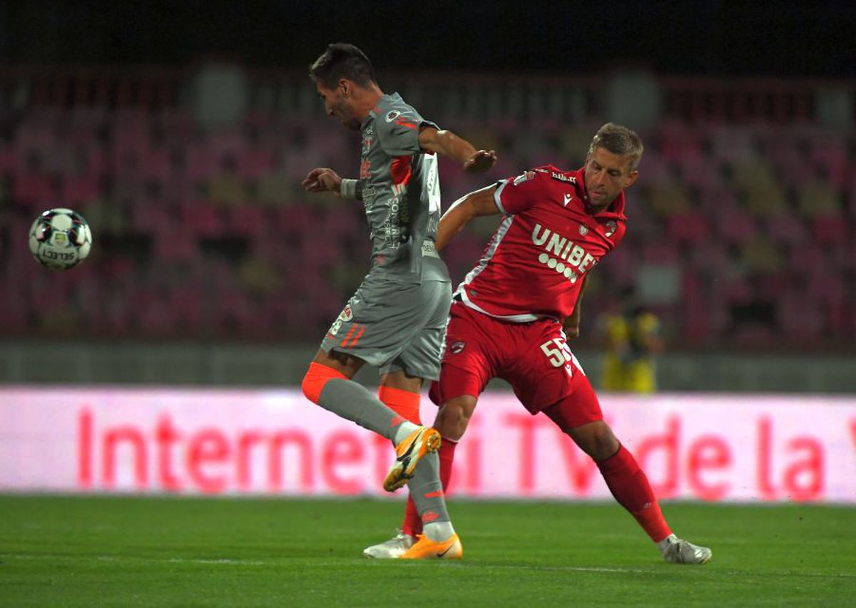 Gafă uluitoare la Dinamo - UTA » Ce mesaje despre FCSB și Craiova au apărut pe grafica TV