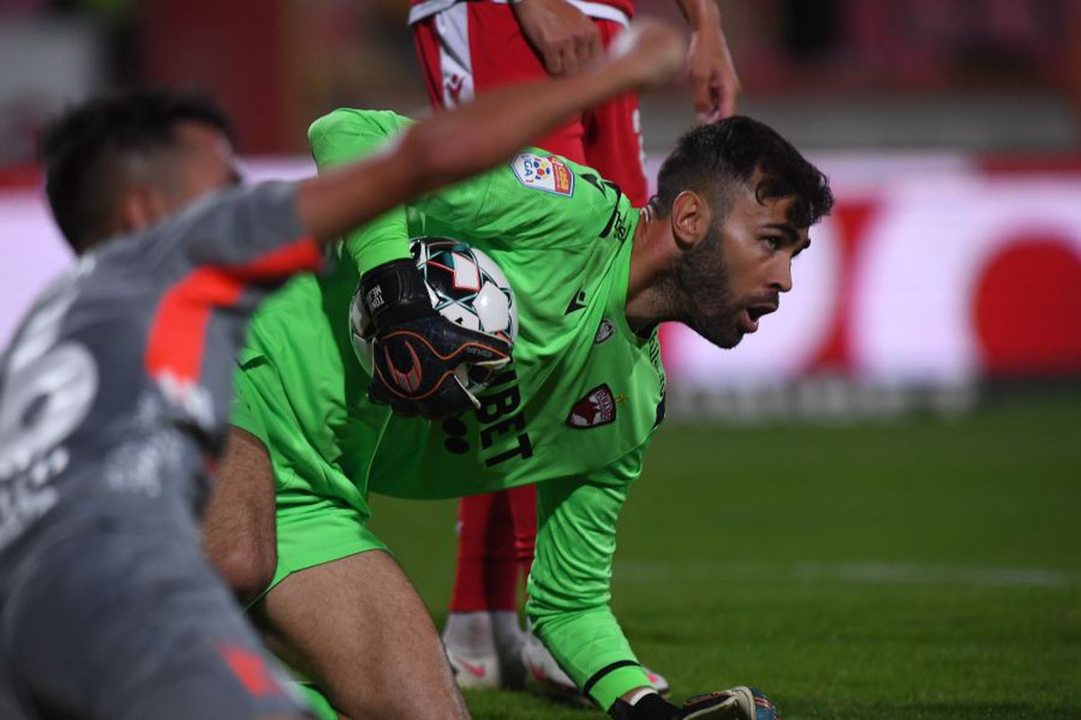 Gafă uluitoare la Dinamo - UTA » Ce mesaje despre FCSB și Craiova au apărut pe grafica TV