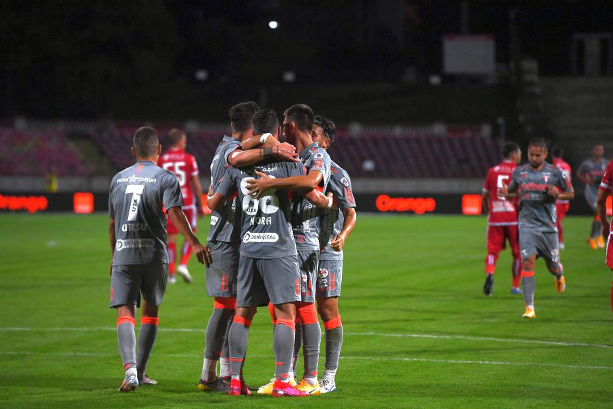 Gafă uluitoare la Dinamo - UTA » Ce mesaje despre FCSB și Craiova au apărut pe grafica TV