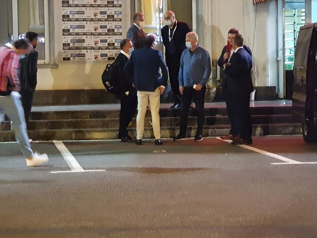 DINAMO - UTA 0-1. FOTO Pablo Cortacero, ședință în parcare după înfrângere! Cu cine a discutat șeful „câinilor”