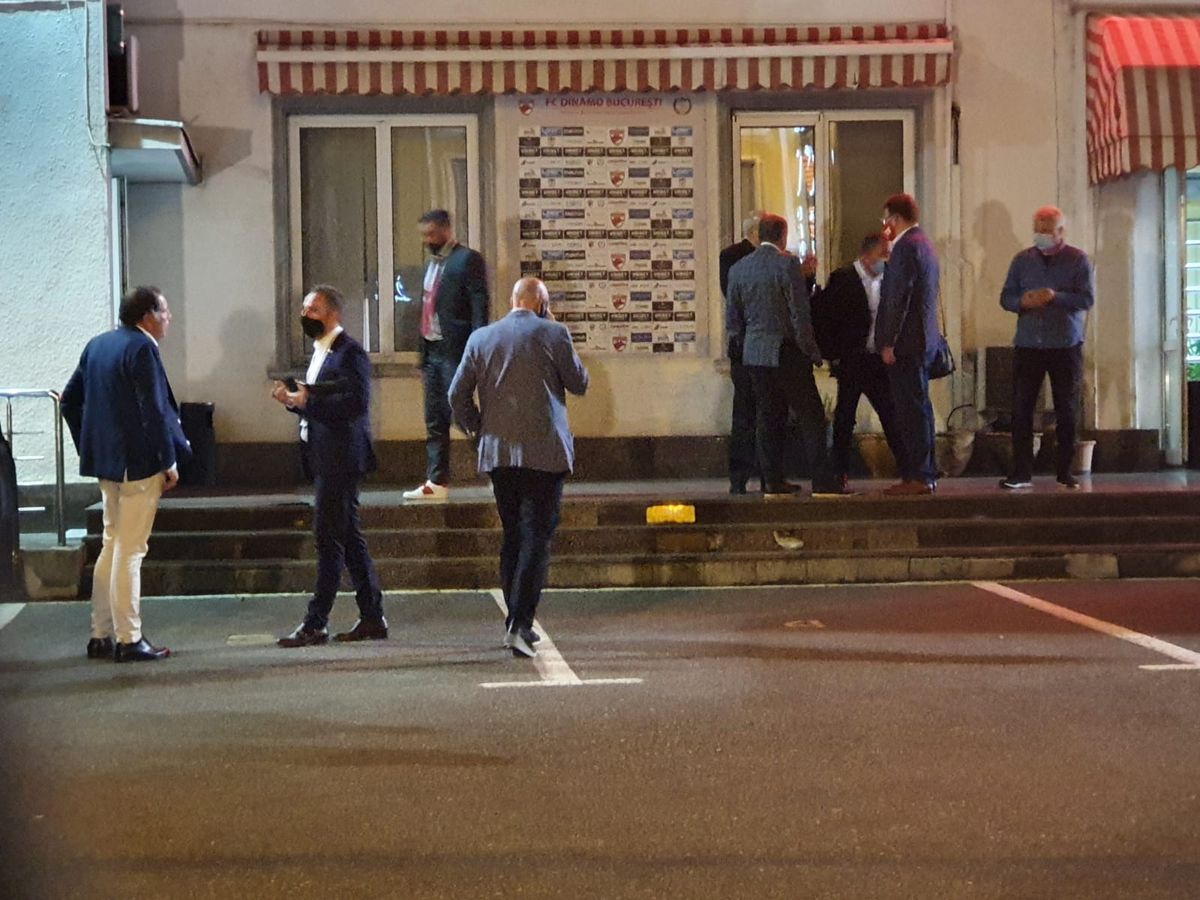 DINAMO - UTA 0-1. FOTO Pablo Cortacero, ședință în parcare după înfrângere! Cu cine a discutat șeful „câinilor”