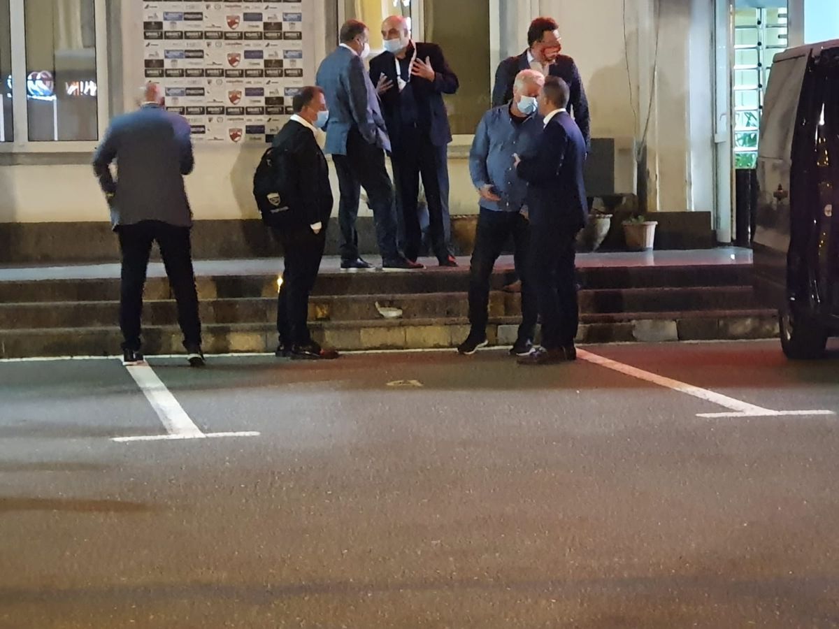 DINAMO. Florin Prunea l-a tras deoparte pe Cosmin Contra: „Ai grijă, altfel vei păți ce au pățit alții mai mari decât tine!”