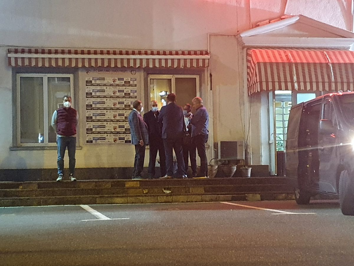 DINAMO - UTA 0-1. FOTO Pablo Cortacero, ședință în parcare după înfrângere! De la cine a cerut explicații șeful „câinilor”