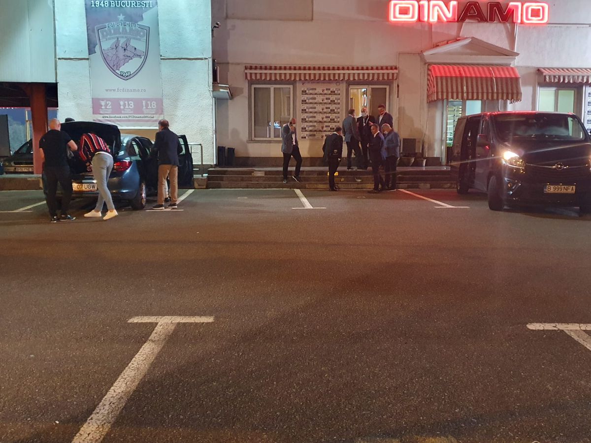 DINAMO - UTA 0-1. FOTO Pablo Cortacero, ședință în parcare după înfrângere! Cu cine a discutat șeful „câinilor”