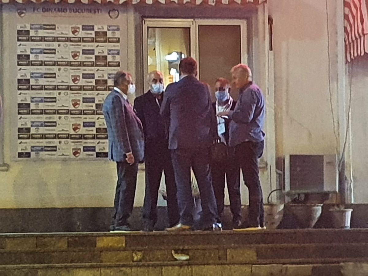 DINAMO - UTA 0-1. FOTO Pablo Cortacero, ședință în parcare după înfrângere! Cu cine a discutat șeful „câinilor”