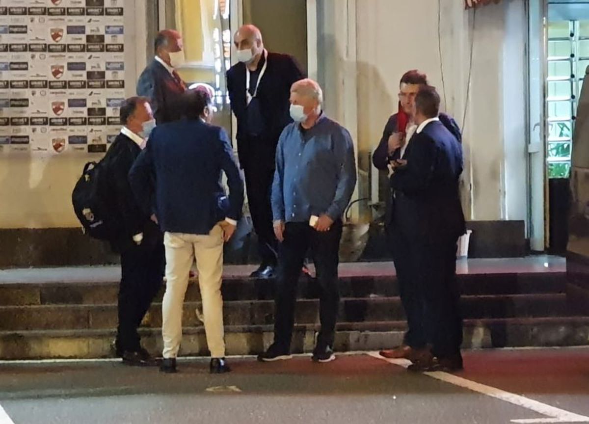 DINAMO - UTA 0-1. FOTO Pablo Cortacero, ședință în parcare după înfrângere! De la cine a cerut explicații șeful „câinilor”