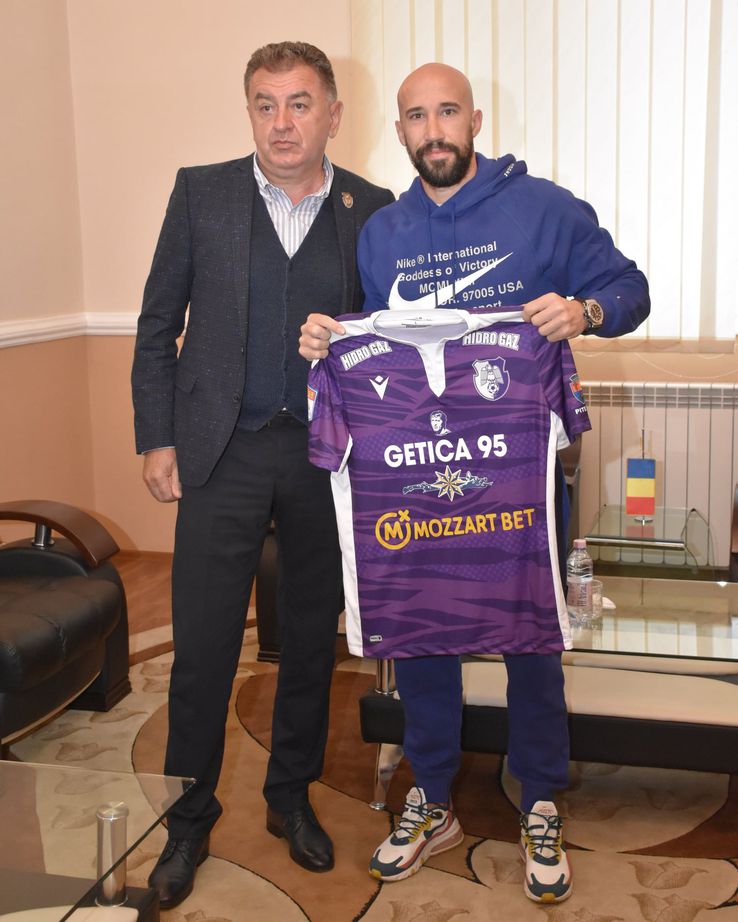 FC Argeș i-a prezentat pe Iasmin Latovlevici și Kehinde Fatai // foto: Facebook @ Fotbal Club Arges Pitesti