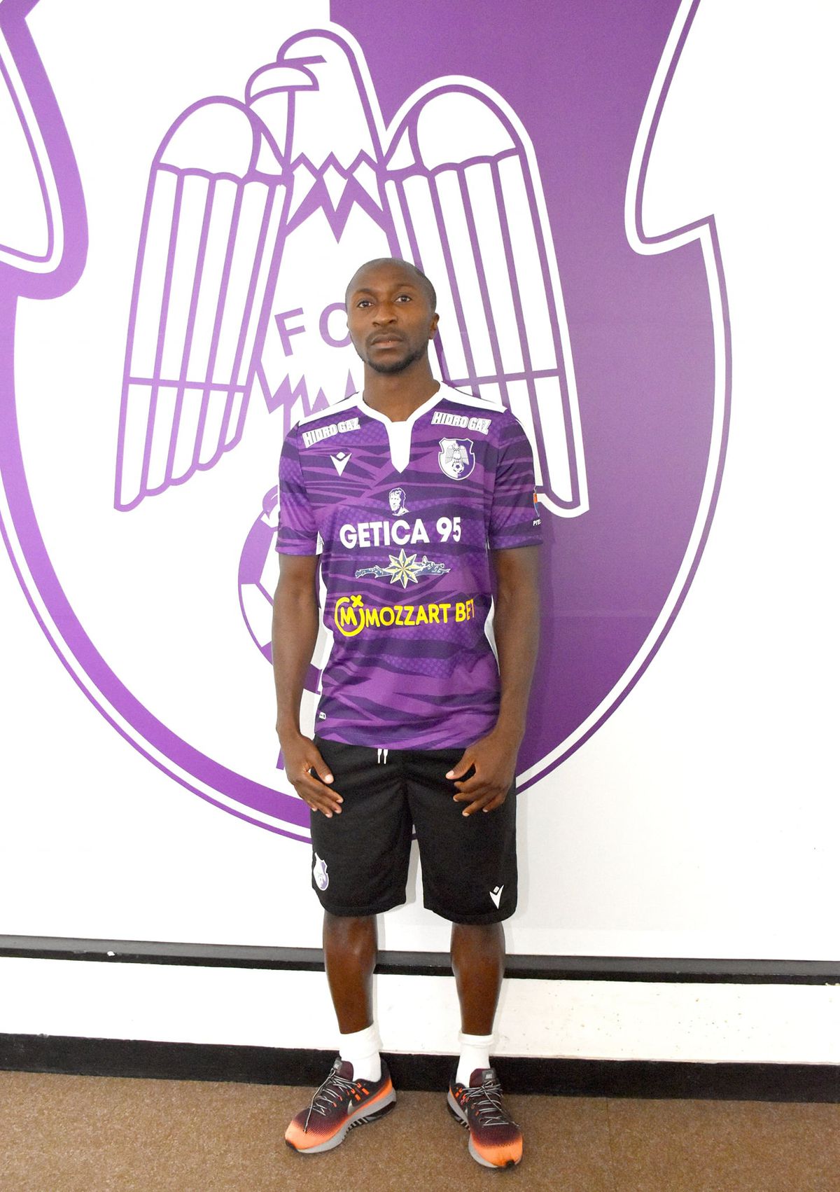 FC Argeș i-a prezentat pe Iasmin Latovlevici și Kehinde Fatai