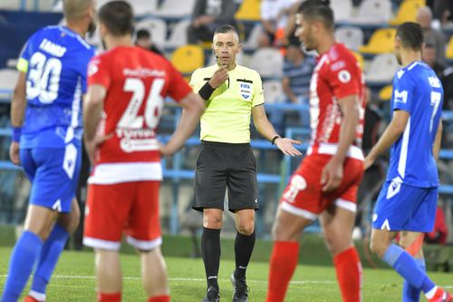 Radu Petrescu, conducând un meci de Liga 1 // foto: Imago