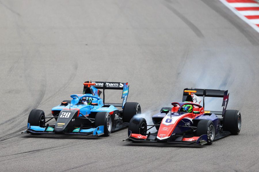 Filip Ugran, roată la roată cu David Schumacher, fiul postului pilot de Formula 1 Ralf și nepotul legendarului Michael // foto: Guliver/gettyimages Pilotul român Filip Ugran trage concluziile după primul său sezon în Formula 3: „A fost un an de învățare. Mai urmează unul în F3”