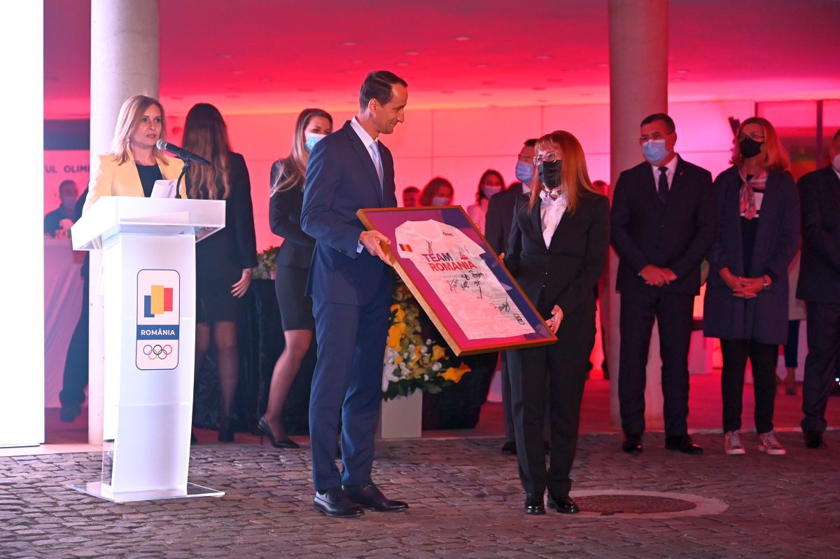 Medaliații României au intrat în posesia mașinilor promise » Imagini de la festivitate