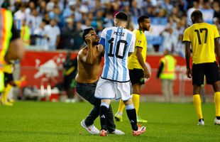 Messi, speriat de un fan intrat pe teren. Ce i-a cerut acesta + „Dublă” pentru Argentina în amicalul cu Jamaica