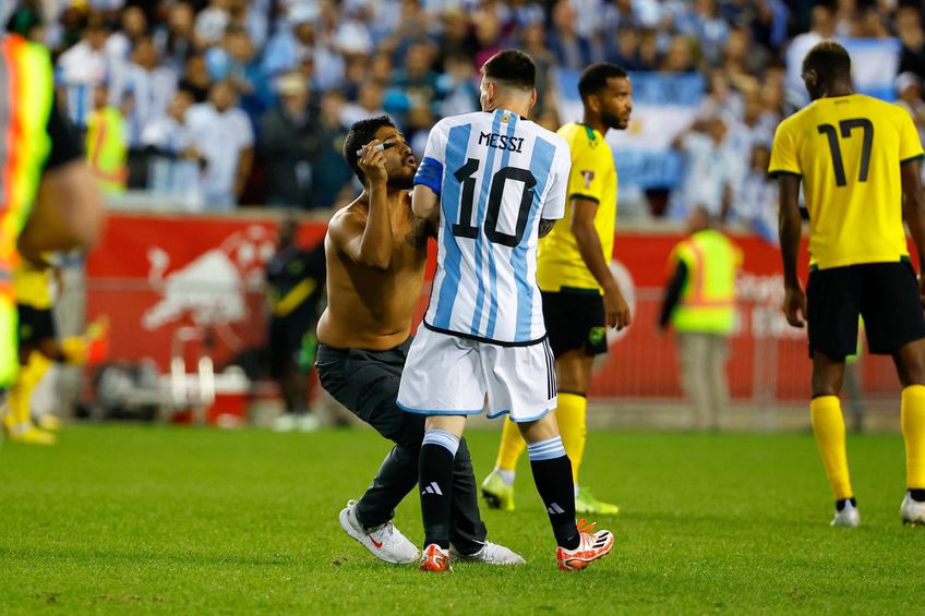 Lionel Messi și fanul intrat pe teren la meciul Argentina - Jamaica/ foto Imago Images