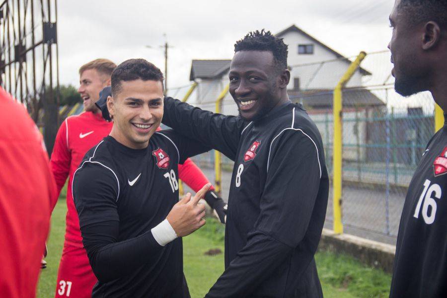Baba Alhassan (dreapta), Foto: Facebook @FC Hermannstadt Impresionează în Liga 1, dar MM Stoica nu-l vrea la FCSB: „Nu-i rău, dar ce să facem cu el?”