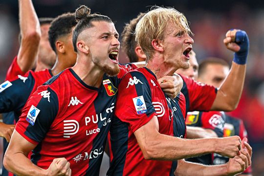 Radu Drăgușin (în stânga) a dat o pasă de gol în Genoa - AS Roma 4-1 // foto: Guliver/GettyImages