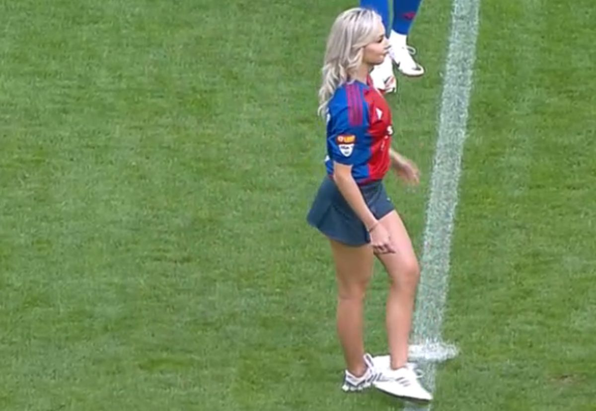 A atras toate privirile în Ghencea » Cu o fustă scurtă și numărul 7 pe spate, Bernie Szocs a dat lovitura de start