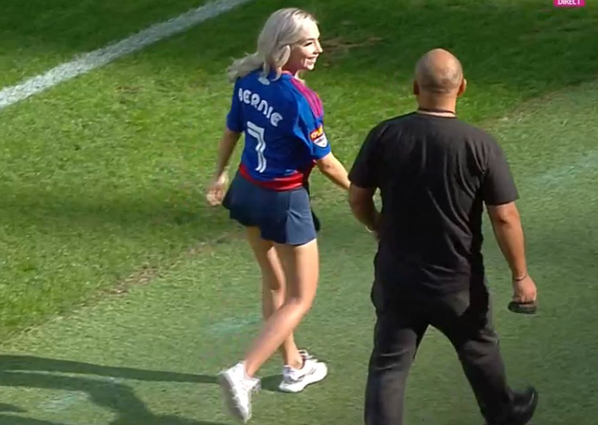 A atras toate privirile în Ghencea » Cu o fustă scurtă și numărul 7 pe spate, Bernie Szocs a dat lovitura de start