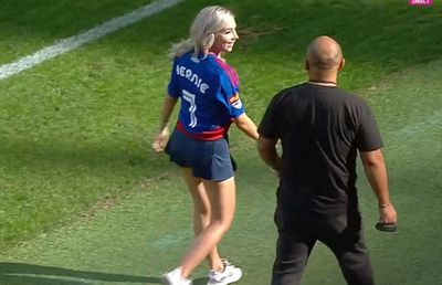 A atras toate privirile în Ghencea » Cu o fustă scurtă și numărul 7 pe spate, Bernie Szocs a dat lovitura de start