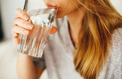 Efectul unui pahar de apă îmbuteliată în organism, după un minut, 1 oră, 1 zi!