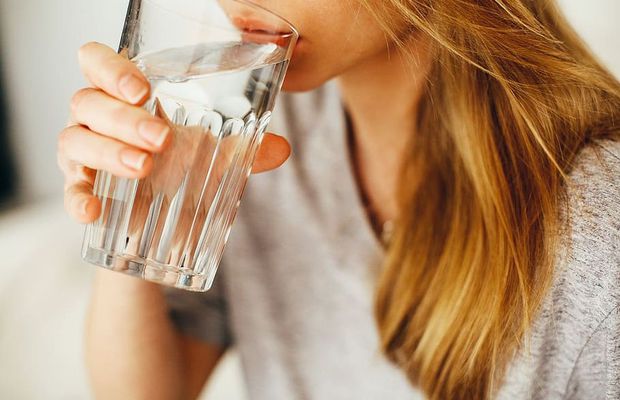 Efectul unui pahar de apă îmbuteliată în organism, după un minut, 1 oră, 1 zi!