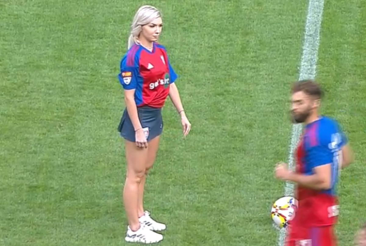 A atras toate privirile în Ghencea » Cu o fustă scurtă și numărul 7 pe spate, Bernie Szocs a dat lovitura de start