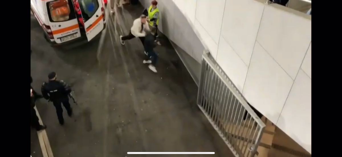 Gest HULIGANIC în Giulești » Atac îngrozitor la adresa siguranței presei! Jurnalist bruscat de un impresar care purta o legitimație a clubului din Superligă: „Dormiți!”