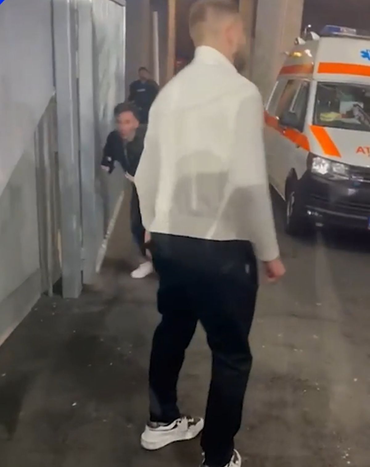 Gest HULIGANIC în Giulești » Atac îngrozitor la adresa siguranței presei! Jurnalist bruscat de un impresar care purta o legitimație a clubului din Superligă: „Dormiți!”