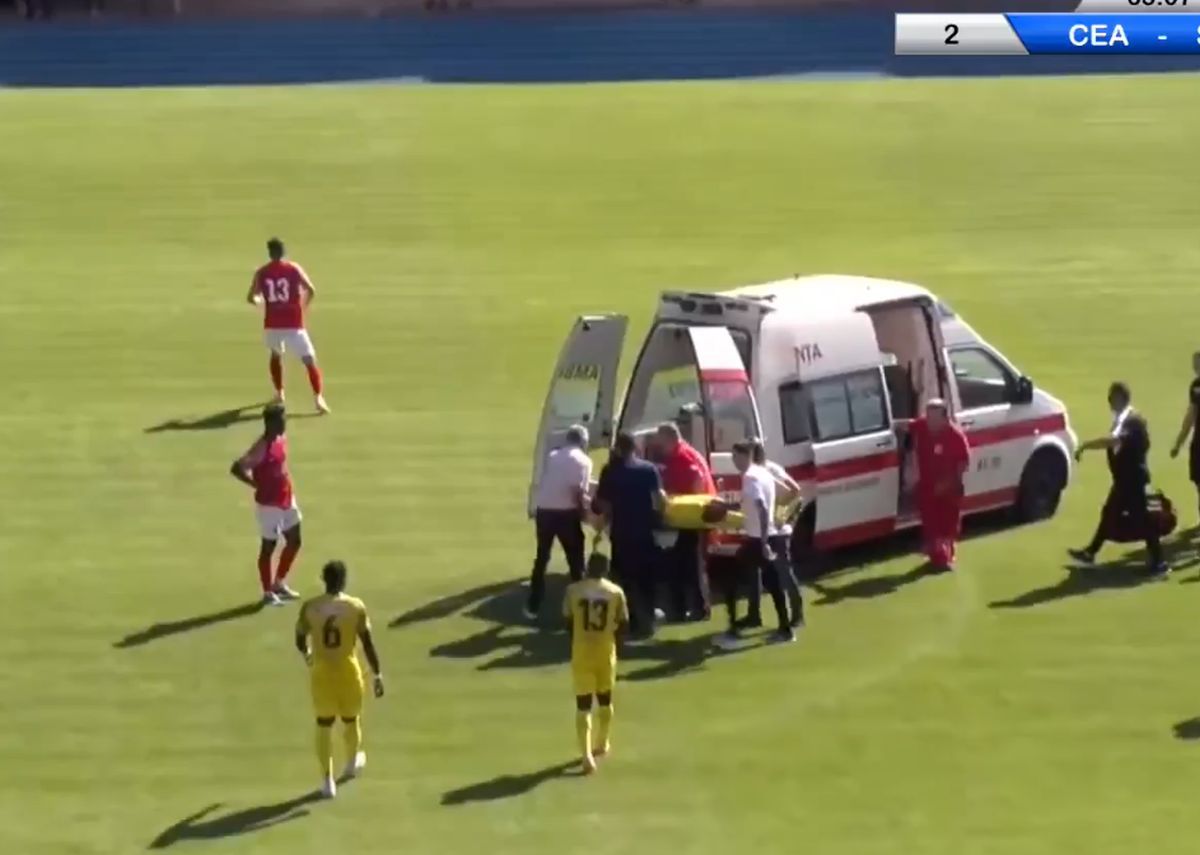 Scene revoltătoare în Liga 2 din România » Peste 3 minute pentru ca doctorii să ajungă la fotbalistul căzut pe teren: medicii au luat-o la fugă, fără ambulanță