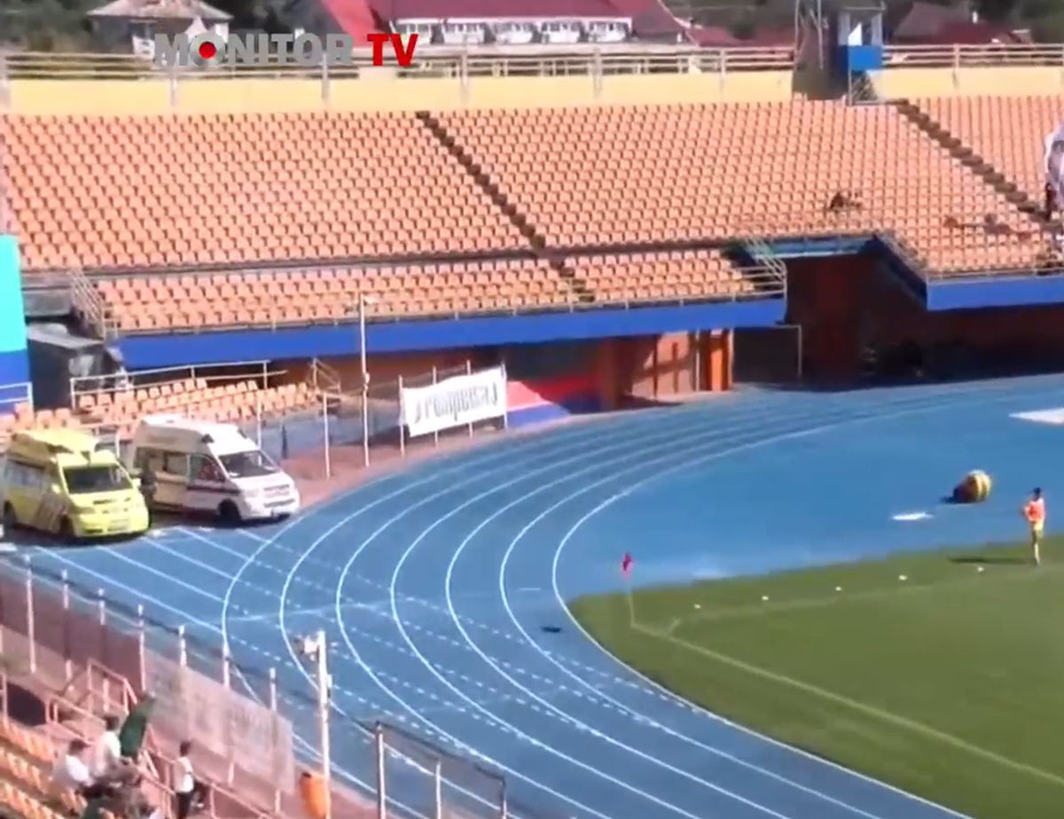 Scene revoltătoare în Liga 2 din România » Peste 3 minute pentru ca doctorii să ajungă la fotbalistul căzut pe teren: medicii au luat-o la fugă, fără ambulanță