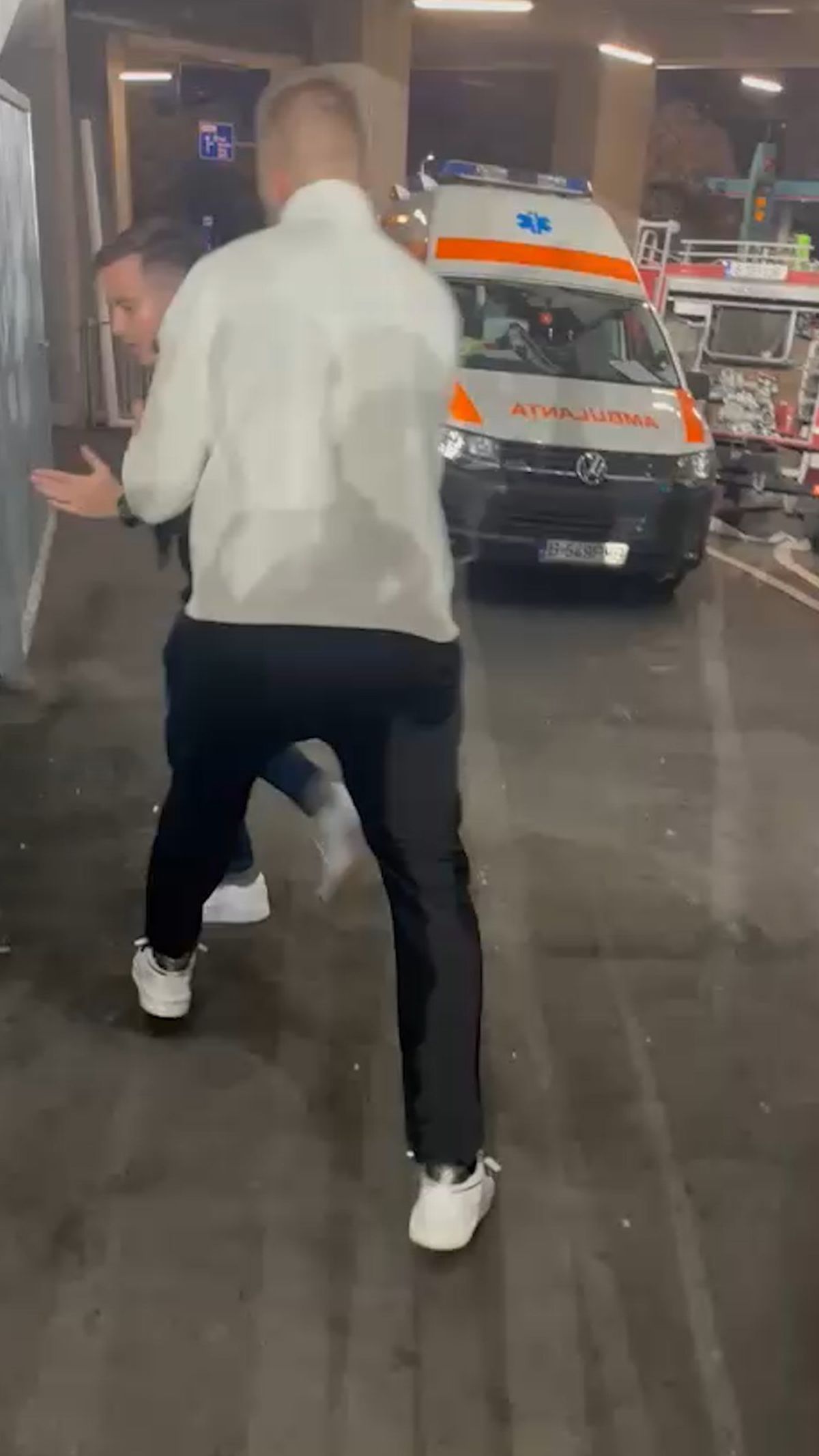 Gest HULIGANIC în Giulești » Atac îngrozitor la adresa siguranței presei! Jurnalist bruscat de un impresar care purta o legitimație a clubului din Superligă: „Dormiți!”