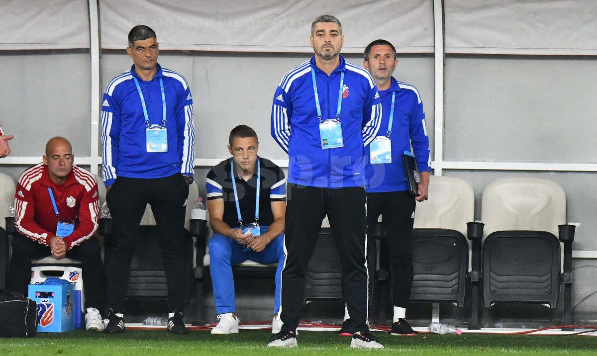 Detaliul incredibil surprins de fotoreporterul GSP la Dinamo - Botoșani » Ce apare pe legitimația lui Ciobotariu