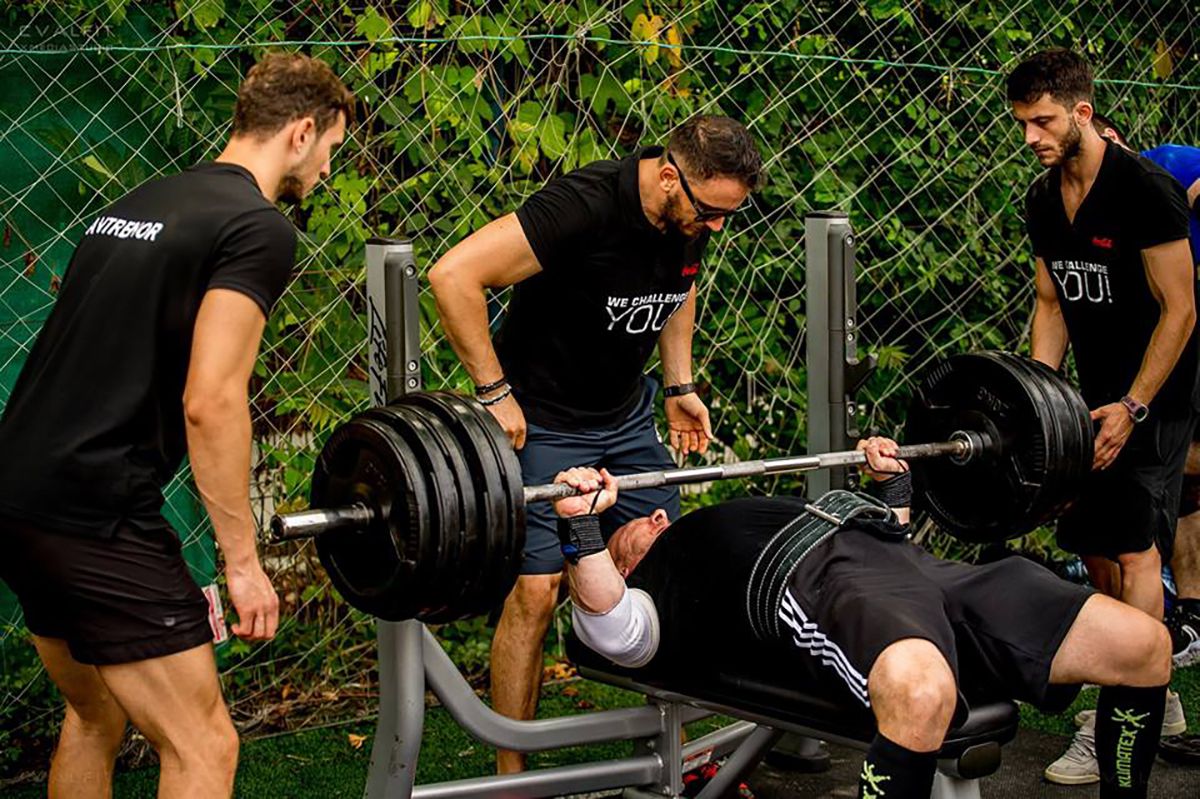 Secretele dezvoltării masei musculare, de la un campion la powerlifting: exercițiile ideale, cele mai mari greșeli + alimentul-minune pentru mușchi care costă doar doi lei