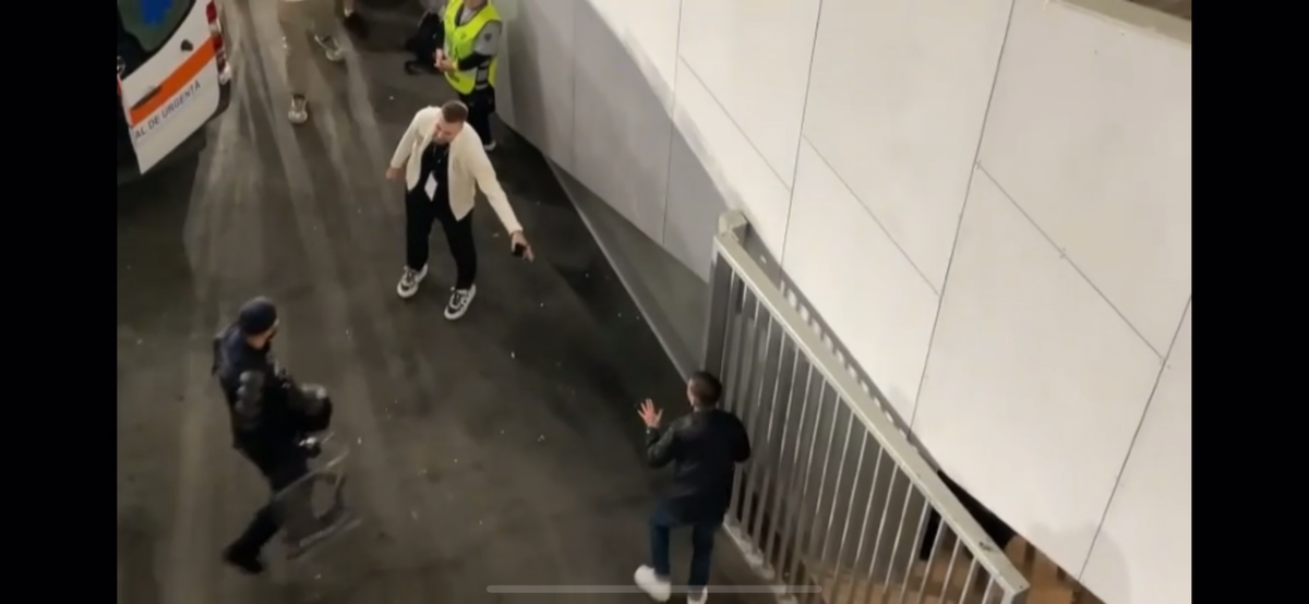 Gest HULIGANIC în Giulești » Atac îngrozitor la adresa siguranței presei! Jurnalist bruscat de un impresar care purta o legitimație a clubului din Superligă: „Dormiți!”