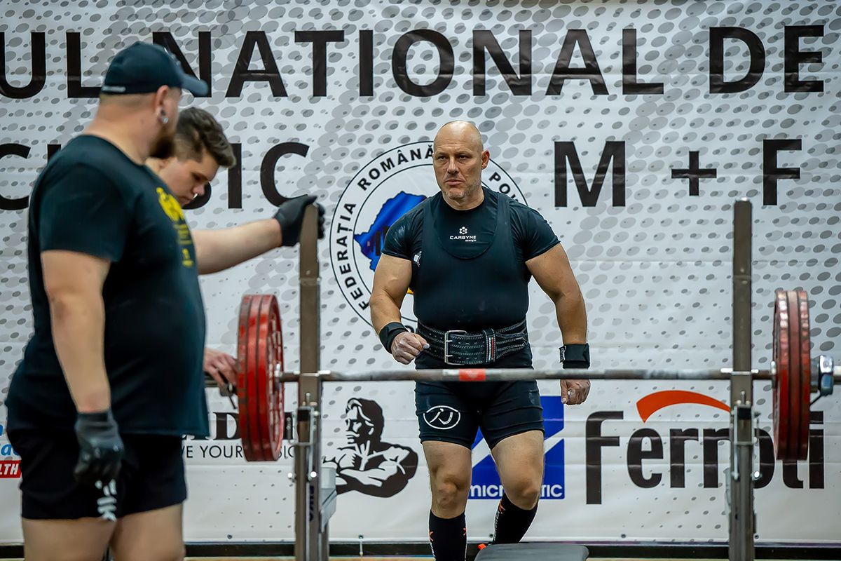 Secretele dezvoltării masei musculare, de la un campion la powerlifting: exercițiile ideale, cele mai mari greșeli + alimentul-minune pentru mușchi care costă doar doi lei