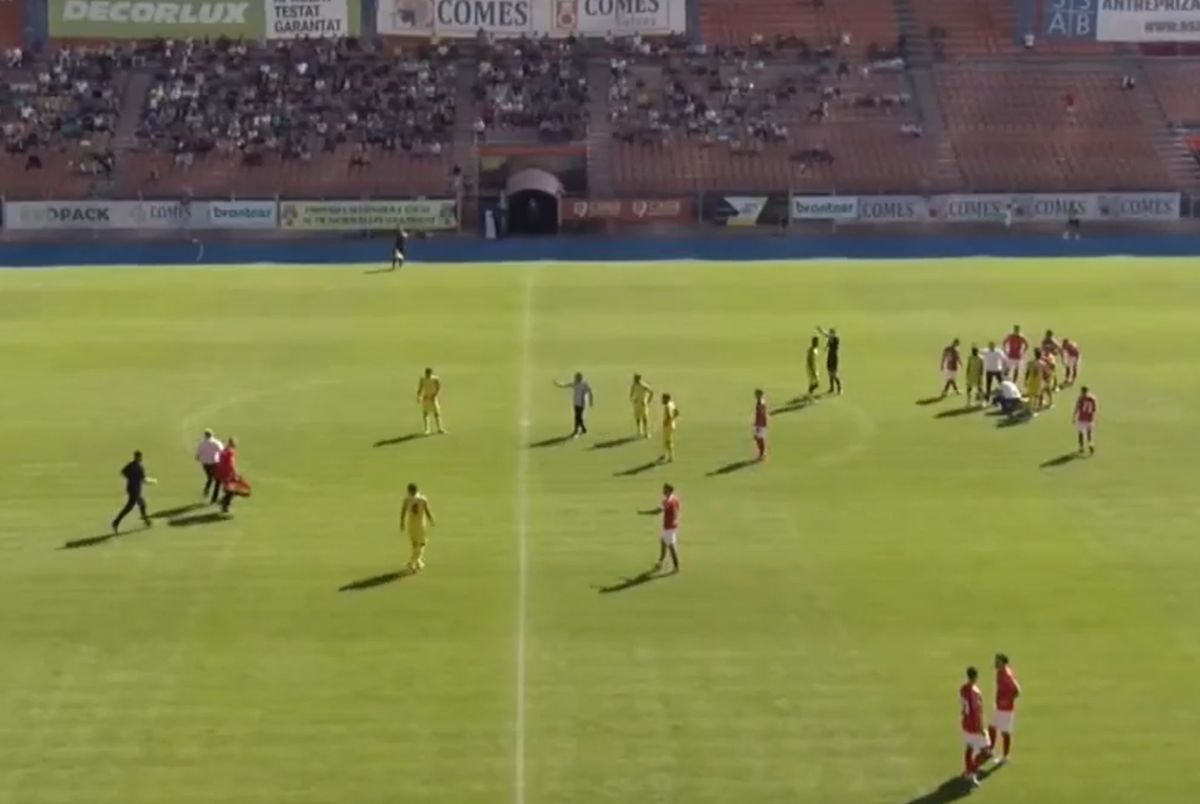 Scene revoltătoare în Liga 2 din România » Peste 3 minute pentru ca doctorii să ajungă la fotbalistul căzut pe teren: medicii au luat-o la fugă, fără ambulanță