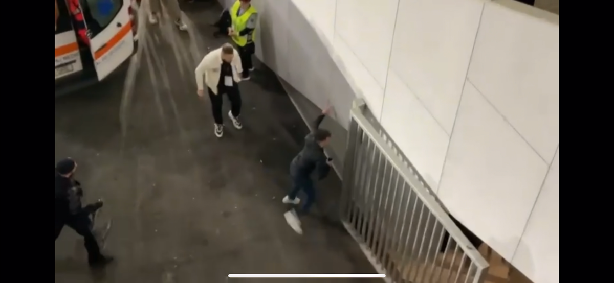 Gest HULIGANIC în Giulești » Atac îngrozitor la adresa siguranței presei! Jurnalist bruscat de un impresar care purta o legitimație a clubului din Superligă: „Dormiți!”