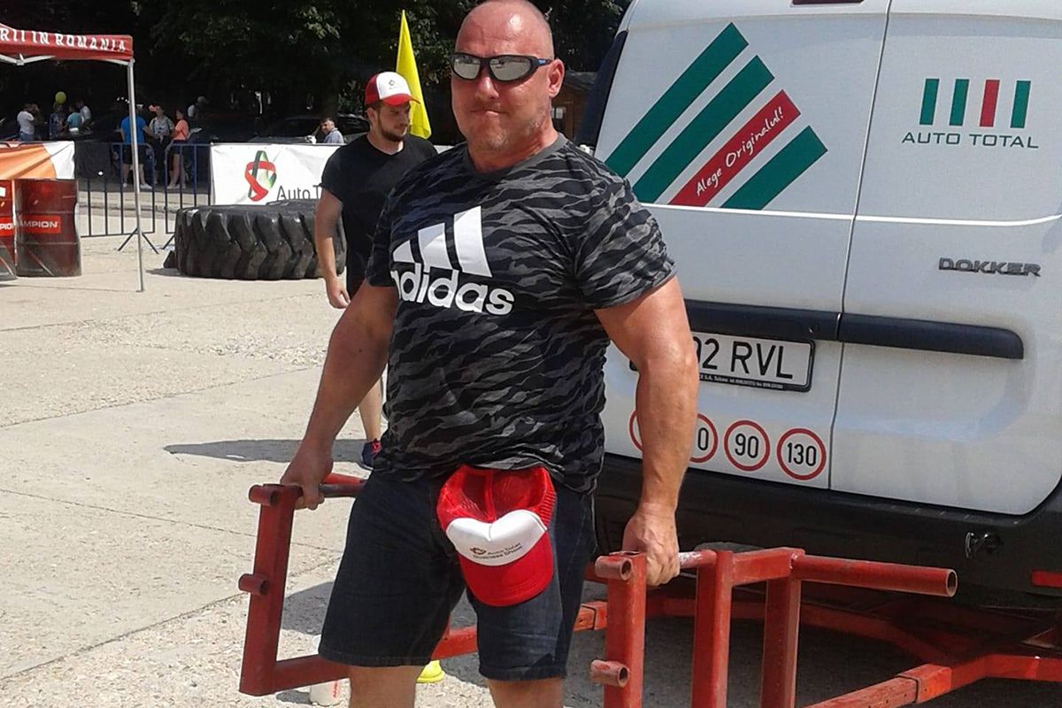 Secretele dezvoltării masei musculare, de la un campion la powerlifting: exercițiile ideale, cele mai mari greșeli + alimentul-minune pentru mușchi care costă doar doi lei