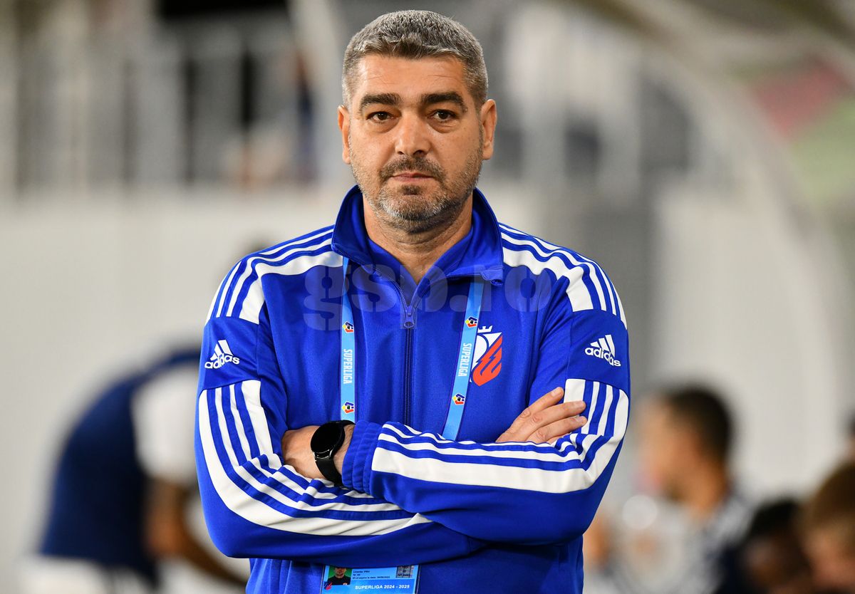 Detaliul incredibil surprins de fotoreporterul GSP la Dinamo - Botoșani » Ce apare pe legitimația lui Ciobotariu