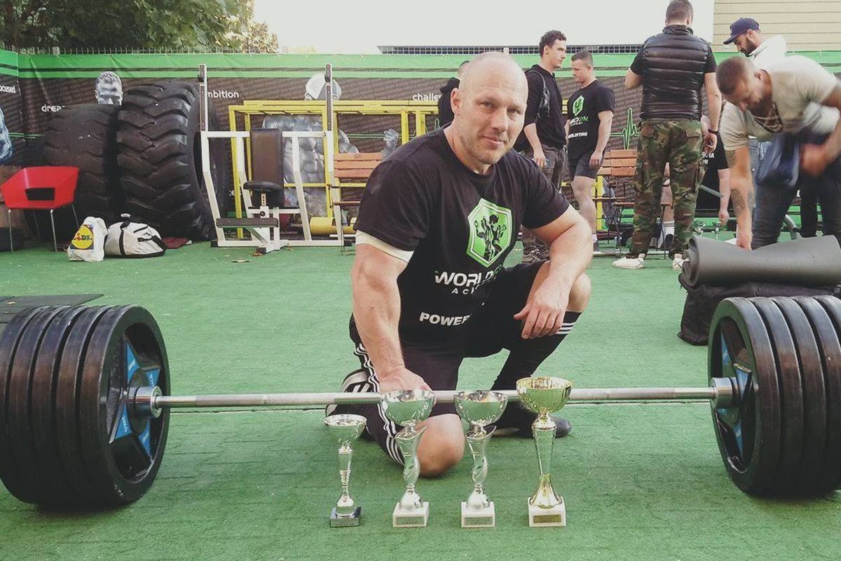 Secretele dezvoltării masei musculare, de la un campion la powerlifting: exercițiile ideale, cele mai mari greșeli + alimentul-minune pentru mușchi care costă doar doi lei