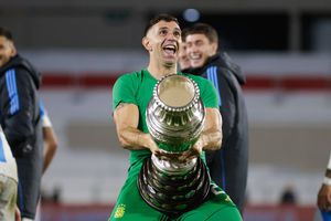 FIFA nu l-a iertat pentru gestul obscen. Ce suspendare a primit Emiliano Martinez