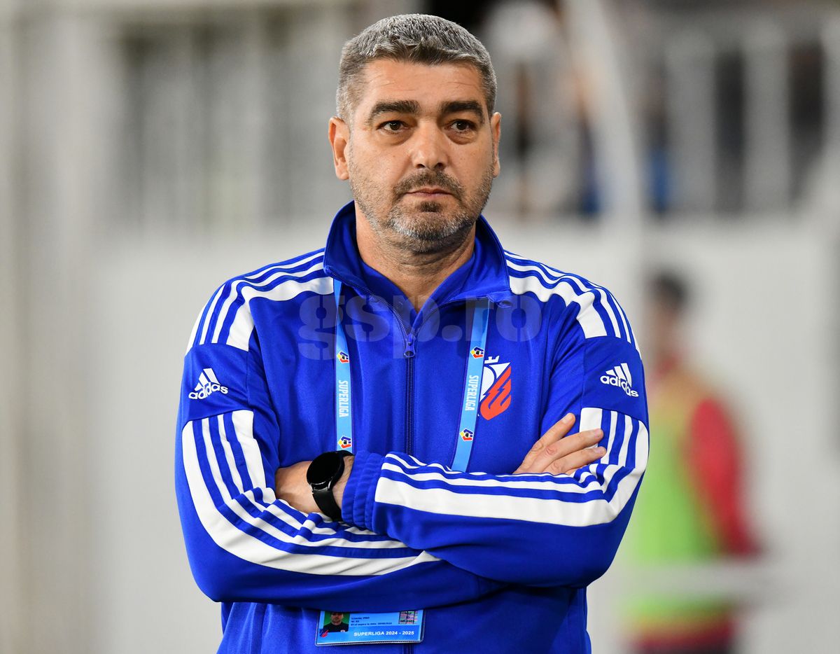 Detaliul incredibil surprins de fotoreporterul GSP la Dinamo - Botoșani » Ce apare pe legitimația lui Ciobotariu