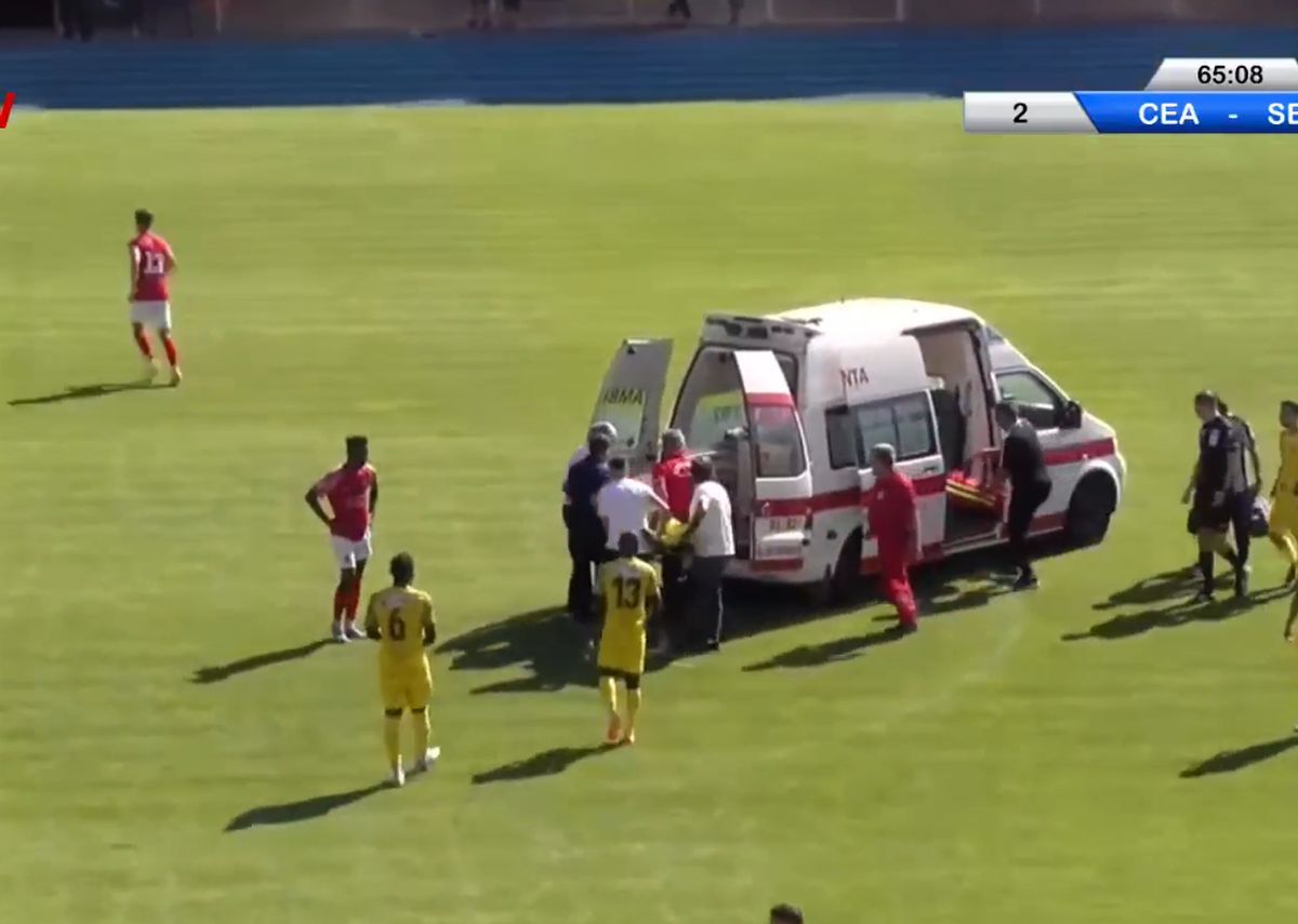 Scene revoltătoare în Liga 2 din România » Peste 3 minute pentru ca doctorii să ajungă la fotbalistul căzut pe teren: medicii au luat-o la fugă, fără ambulanță