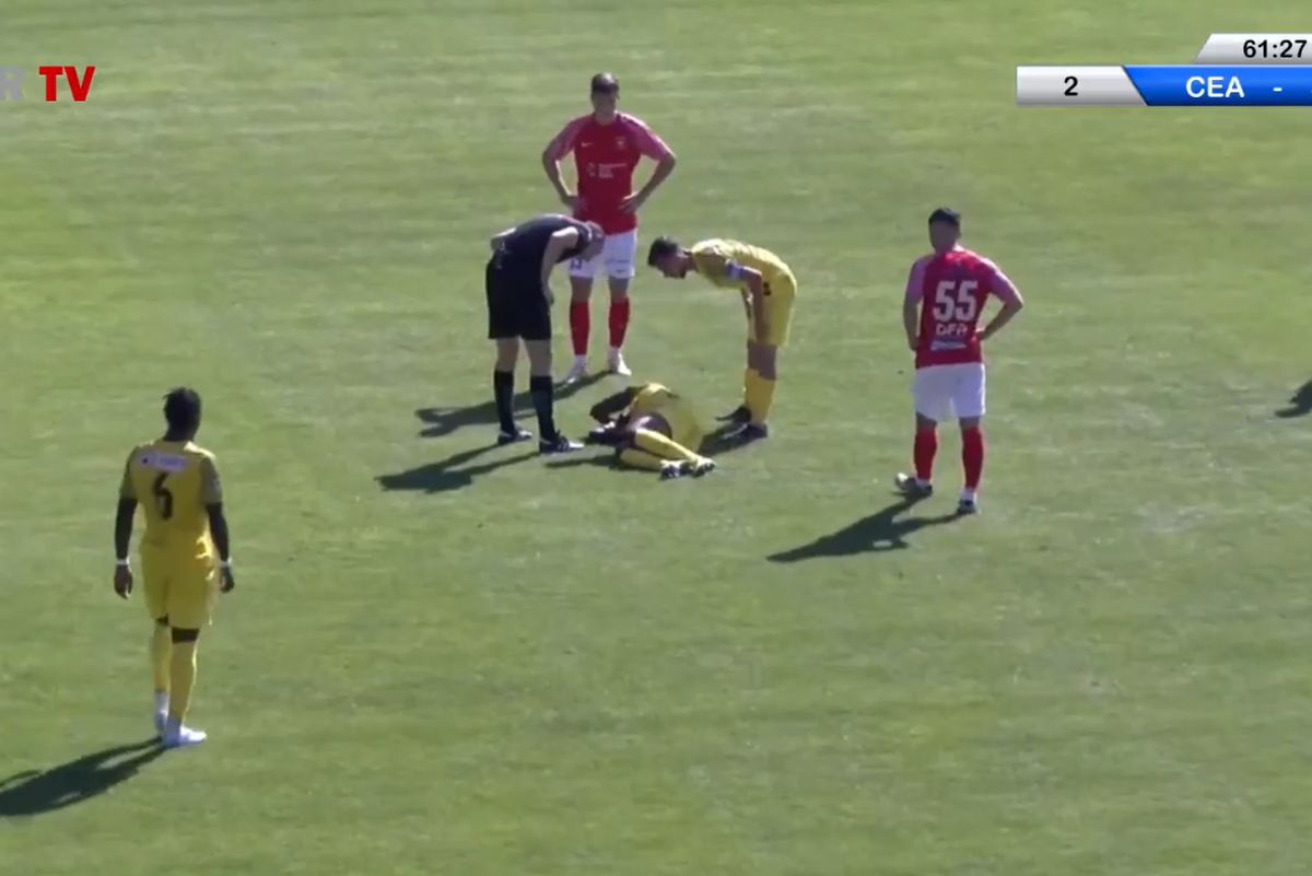 Scene revoltătoare în Liga 2 din România » Peste 3 minute pentru ca doctorii să ajungă la fotbalistul căzut pe teren: medicii au luat-o la fugă, fără ambulanță
