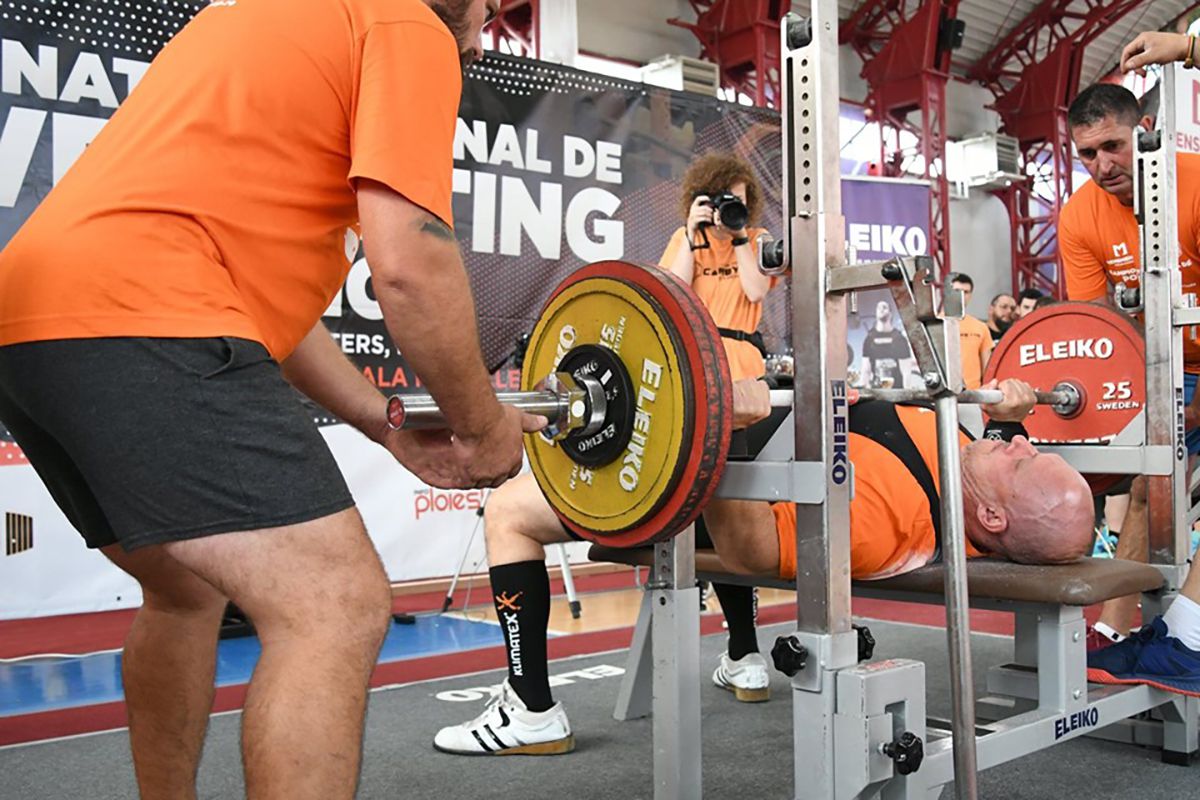 Secretele dezvoltării masei musculare, de la un campion la powerlifting: exercițiile ideale, cele mai mari greșeli + alimentul-minune pentru mușchi care costă doar doi lei