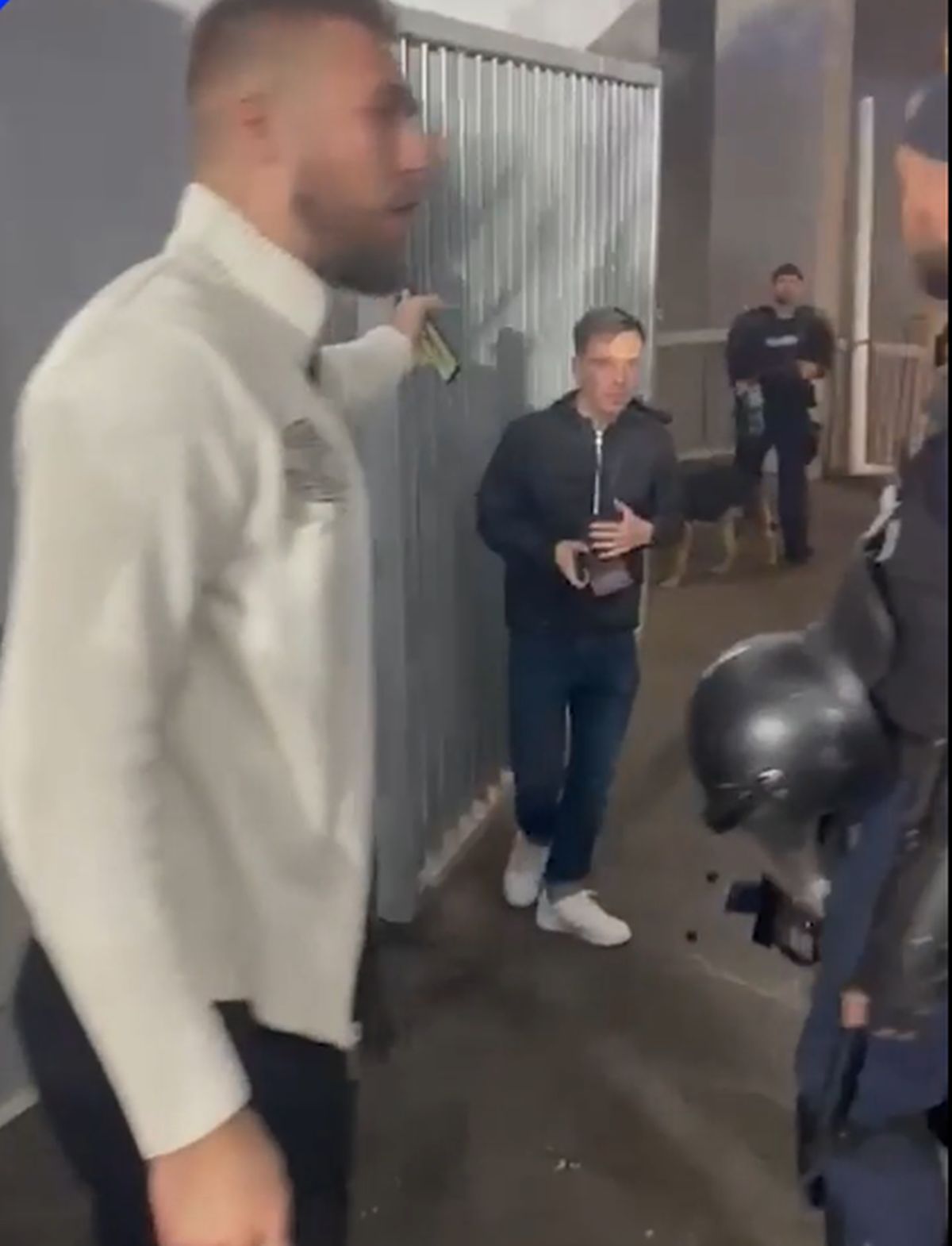 Gest HULIGANIC în Giulești » Atac îngrozitor la adresa siguranței presei! Jurnalist bruscat de un impresar care purta o legitimație a clubului din Superligă: „Dormiți!”