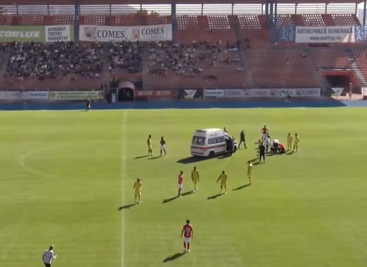 Scene revoltătoare în Liga 2 din România » Peste 3 minute pentru ca doctorii să ajungă la fotbalistul căzut pe teren: medicii au luat-o la fugă, fără ambulanță