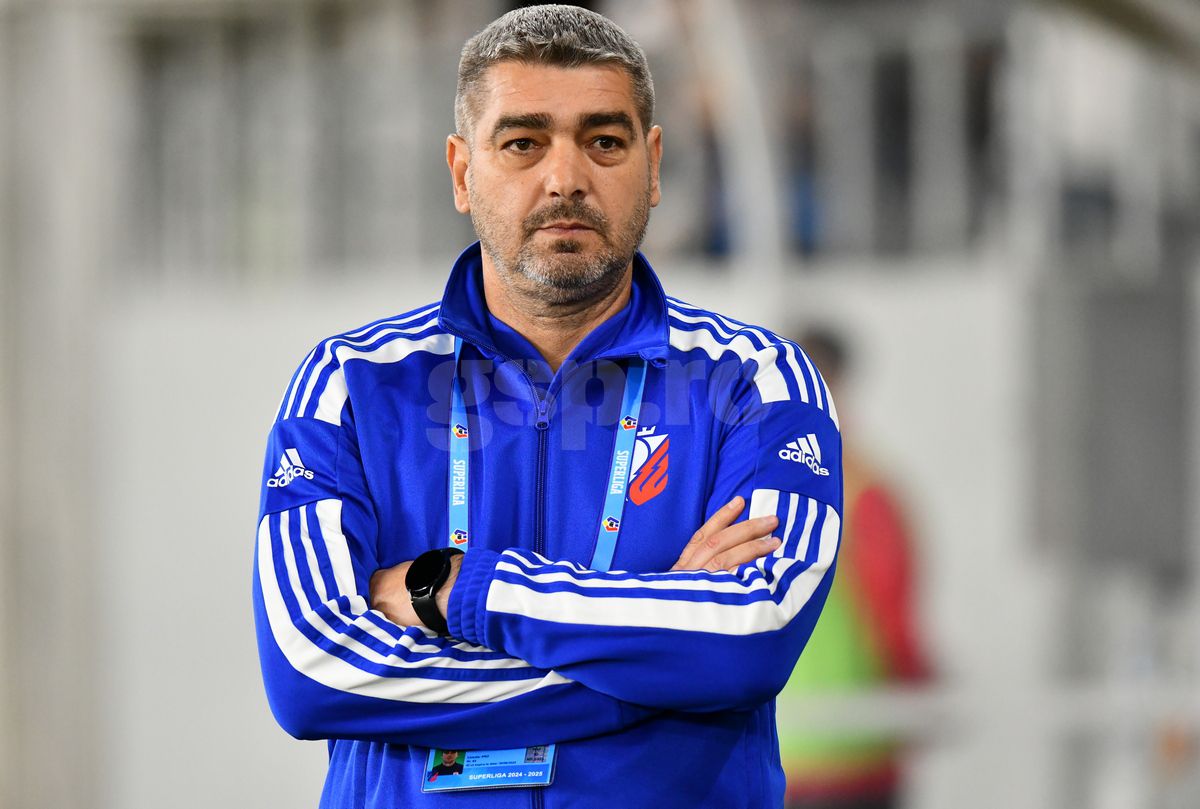 Detaliul incredibil surprins de fotoreporterul GSP la Dinamo - Botoșani » Ce apare pe legitimația lui Ciobotariu