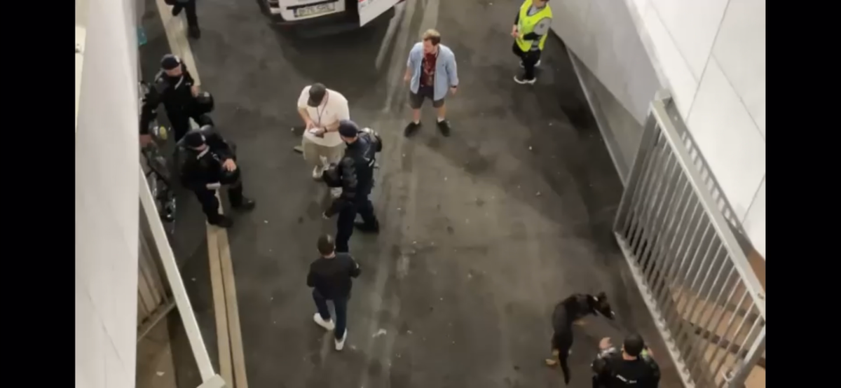 Gest HULIGANIC în Giulești » Atac îngrozitor la adresa siguranței presei! Jurnalist bruscat de un impresar care purta o legitimație a clubului din Superligă: „Dormiți!”