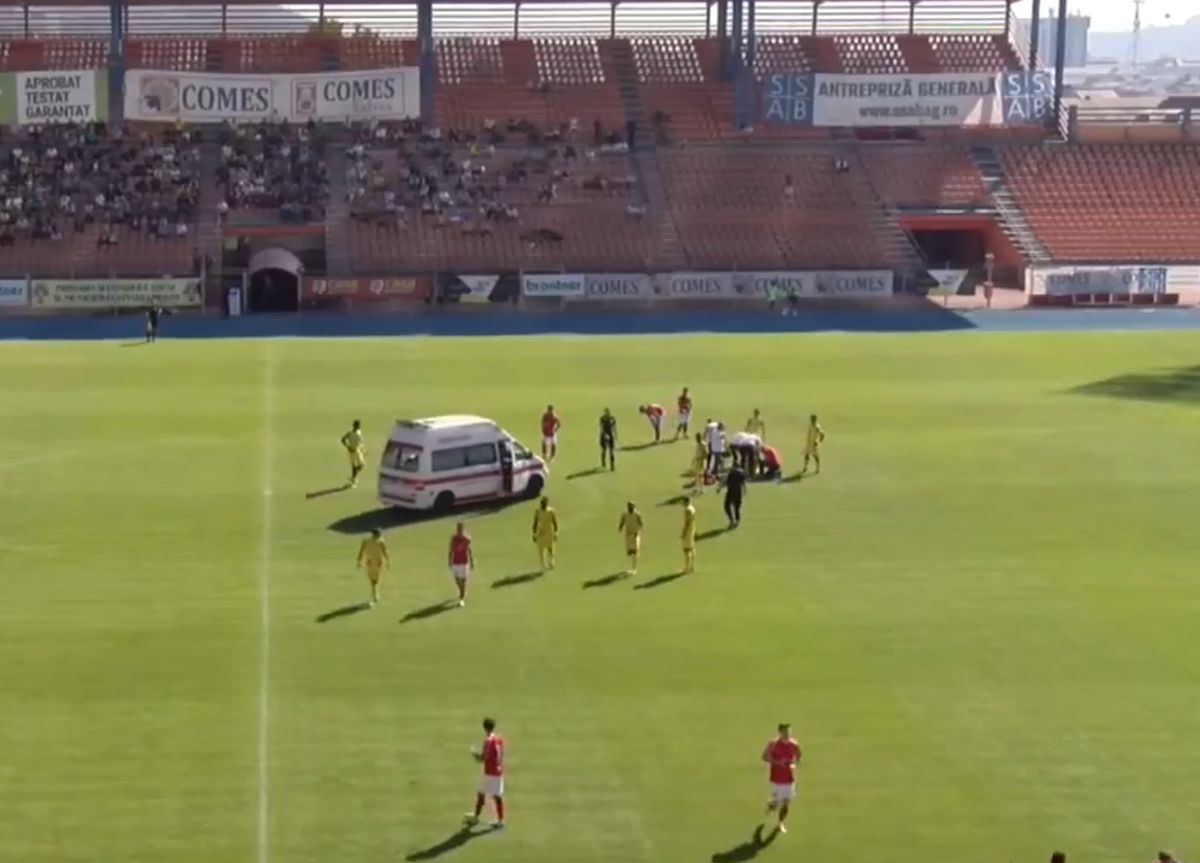 Scene revoltătoare în Liga 2 din România » Peste 3 minute pentru ca doctorii să ajungă la fotbalistul căzut pe teren: medicii au luat-o la fugă, fără ambulanță